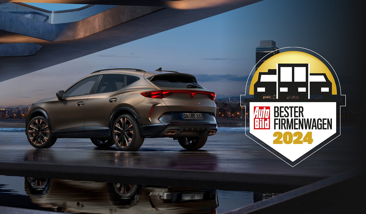 CUPRA Formentor in seitlicher Perspektive auf Ausstellungsfläche